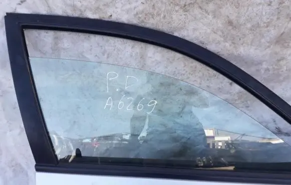 Mitsubishi Carisma Front door window glass four-door