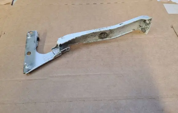Audi S5 Facelift Fender mounting bracket 8T0821136A
