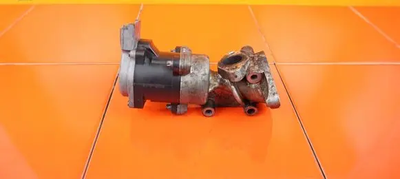 Land Rover Discovery 3 - LR3 EGR thermostat 7H2Q9D475C