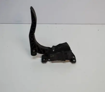 Accelerator throttle pedal