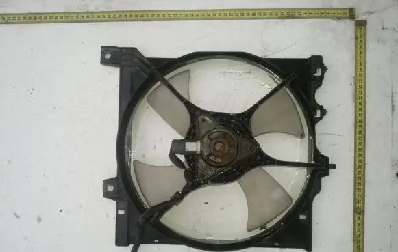 Nissan Sunny Radiator cooling fan shroud