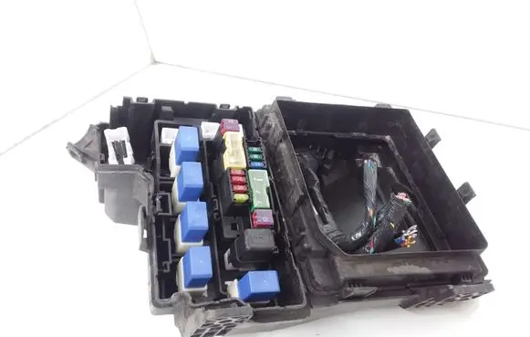 Nissan X-Trail T31 Fuse module 24384ET80A