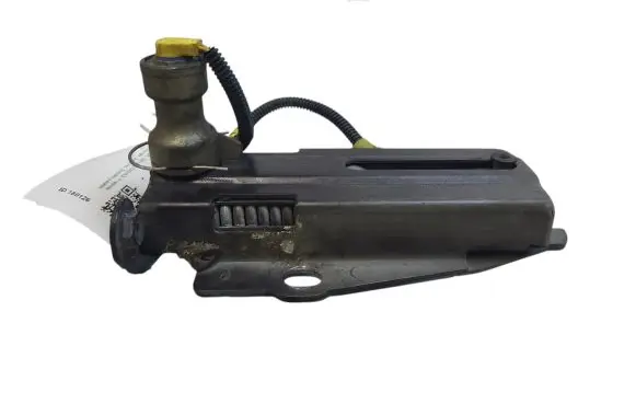 Engine bonnet/hood hinges