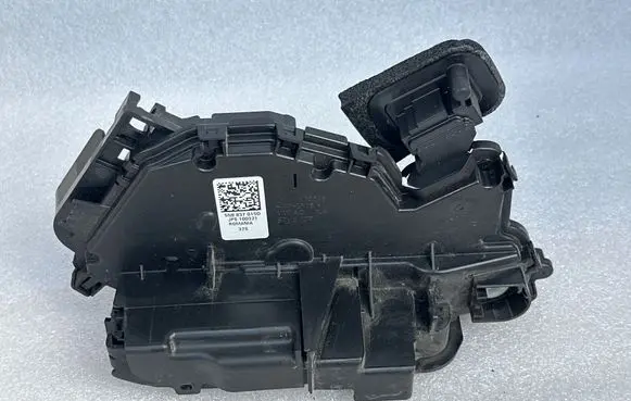 Volkswagen PASSAT B8 Front door lock 5NB837015D