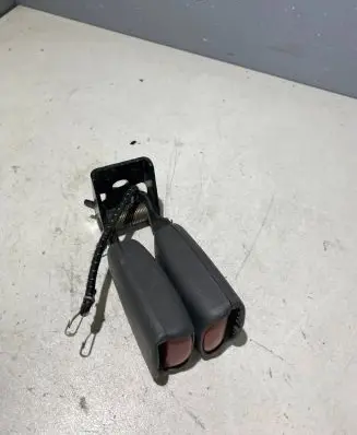 Volvo XC70 Middle seatbelt buckle (rear) 9467794