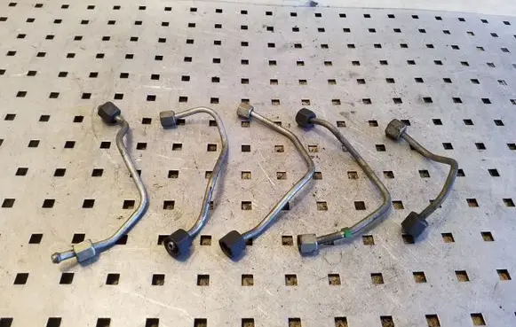 Volvo V40 Cross country Fuel injector supply line/pipe 
