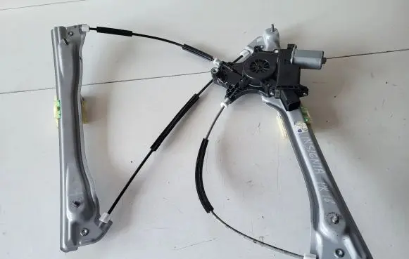 Opel Insignia B Front door window regulator motor 558RF4022