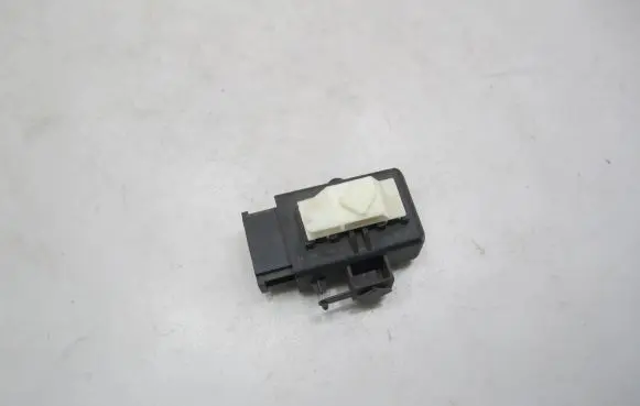 Volkswagen Golf V Seat heating relay 1K0959772