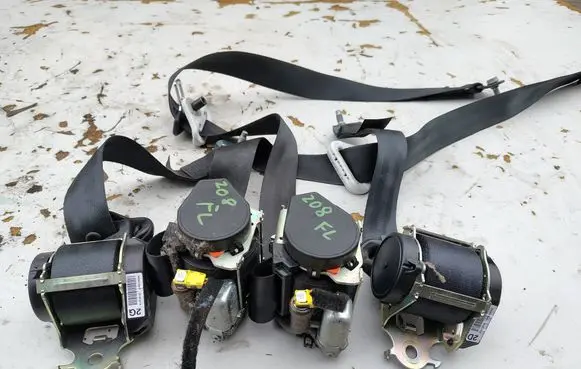 Peugeot 208 I Front seatbelt 