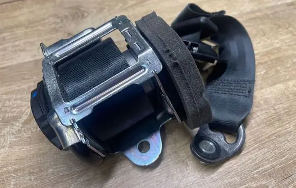 Land Rover Discovery 5 Rear seatbelt HY32611B68AD 646220300