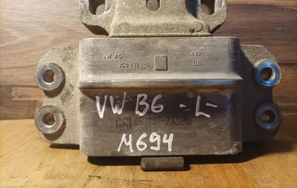 Volkswagen PASSAT B6 Engine mount bracket 3C0199555