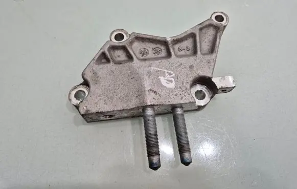 Engine mounting bracket