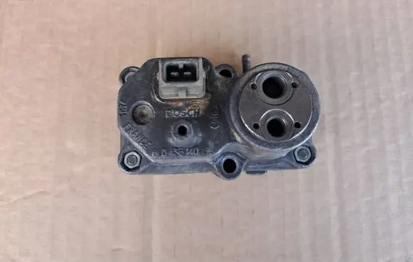 Mercedes-Benz S W126 Fuel pressure regulator 0438140056