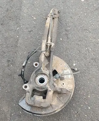 Volkswagen Touareg I Front wheel hub spindle knuckle 7L6407258A