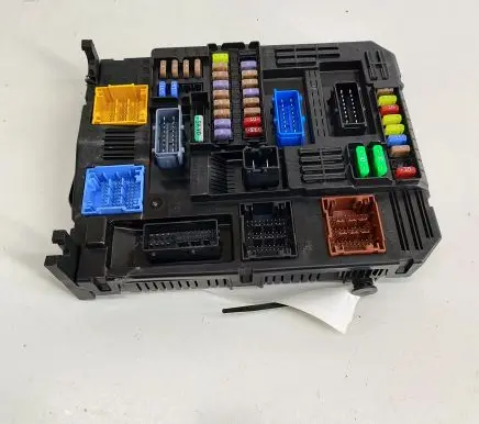 Citroen C4 II Fuse module 9832881080