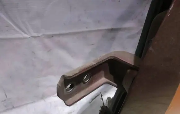 Suzuki Grand Vitara II Front door upper hinge