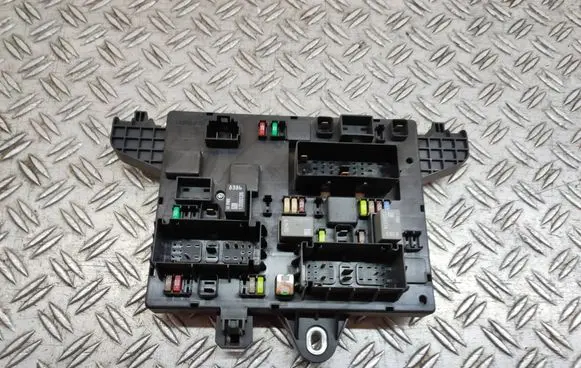 Opel Astra J Fuse module 365927271 1110022AB 1102600000