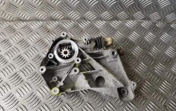 Gearbox mounting bracket