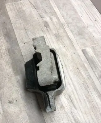 Volkswagen PASSAT B7 Engine mount bracket 1K0199555