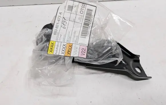 Audi A5 Fender mounting bracket 8B3821471A