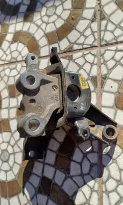 Lexus CT 200H Engine mount bracket
