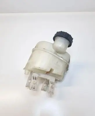 Ford Mustang VI Brake fluid reservoir 