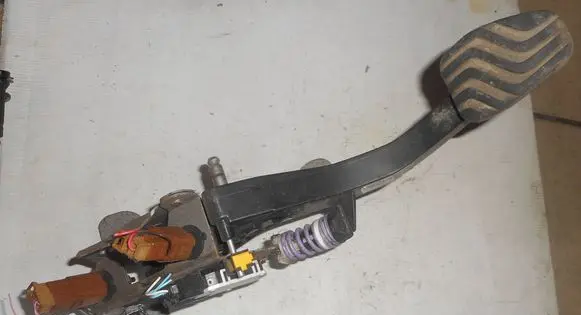 Nissan Qashqai Clutch pedal 465033762R