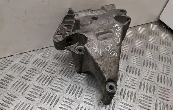 Volkswagen PASSAT B6 Engine mounting bracket 03G199207G