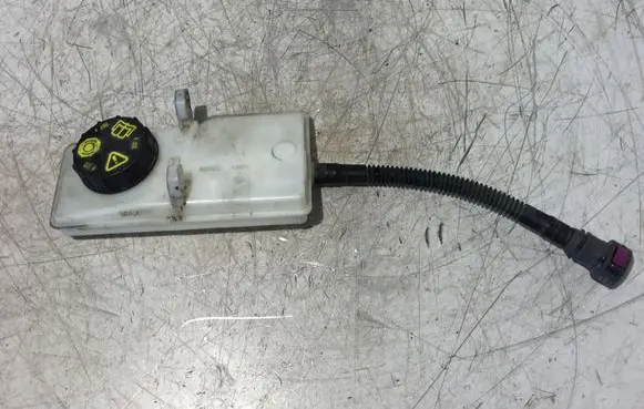 Brake fluid reservoir