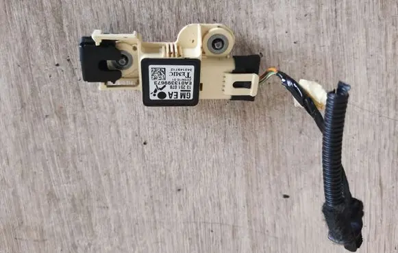 Opel Zafira B Airbag deployment crash/impact sensor 13251078