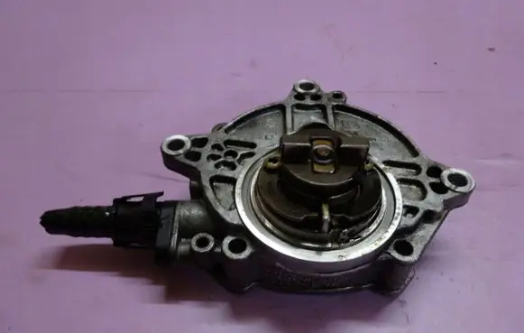 BMW 1 E81 E87 Vacuum pump N43B20A