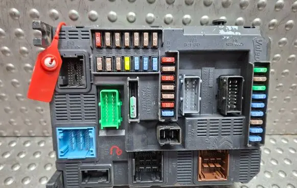 Peugeot 308 Fuse module S26312543 9807054180