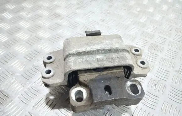 Volkswagen Golf V Engine mount bracket