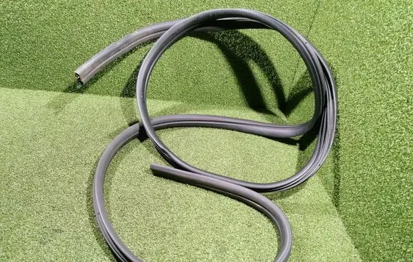 Opel Vivaro Front door rubber seal 