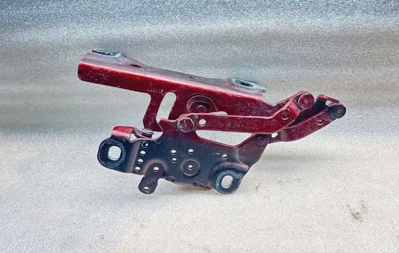Engine bonnet/hood hinges