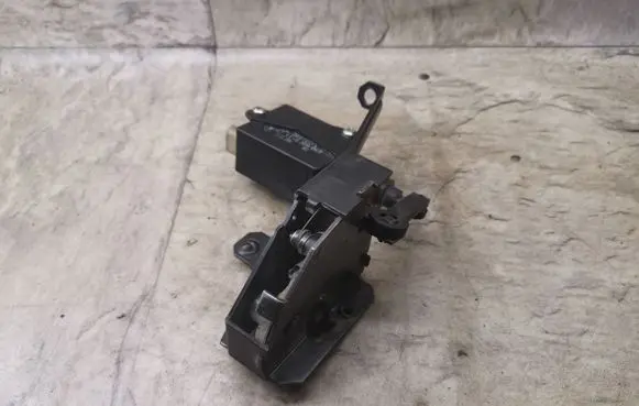 BMW 5 E39 Tailgate window lock/catch/latch 8384069