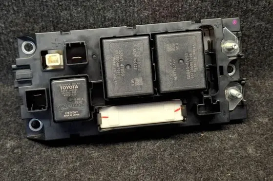 Toyota RAV 4 (XA40) Fuse module G92Z153010