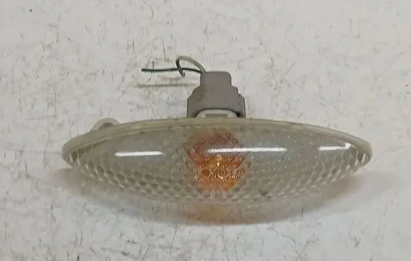 Toyota Yaris Front fender indicator light E130295