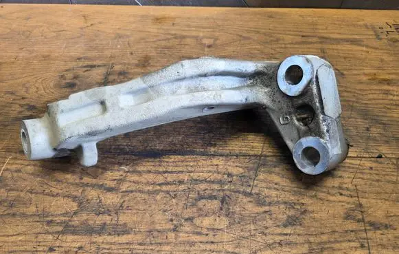 Engine mounting bracket