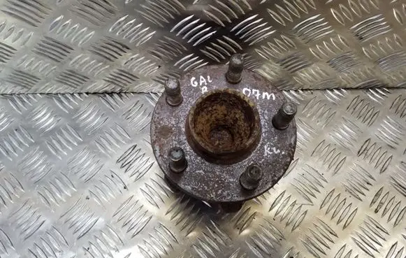 Rear wheel hub