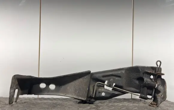 Audi A6 S6 C4 4A Radiator mount bracket 4A0805807