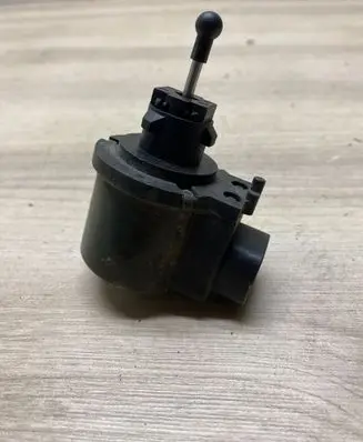 Headlight level adjustment motor