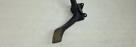 Ford Focus Accelerator throttle pedal 98AB9P732AE
