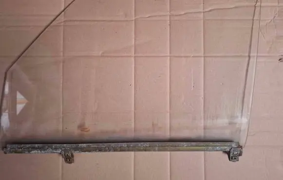 Mercedes-Benz W123 Front door window glass four-door 1154
