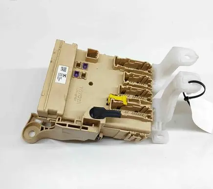 Toyota Auris E180 Central body control module MB2380008585 63583367