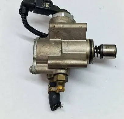 Volkswagen Golf V Fuel injection high pressure pump 03C127025R