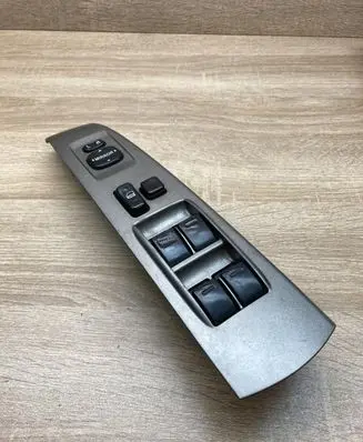 Toyota Prius (XW20) Electric window control switch 8482047021 515051HM4702