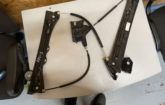 BMW 2 F44 Front window lifting mechanism without motor 938587