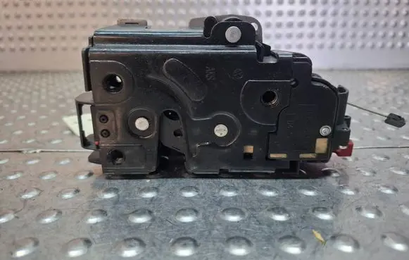 Skoda Octavia Mk2 (1Z) Front door lock S18031786 3D1837015AB