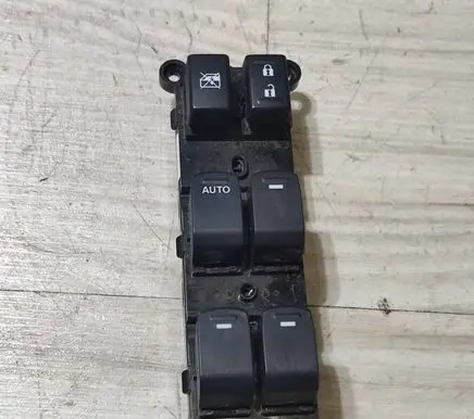 Suzuki Vitara (LY) Electric window control switch 
